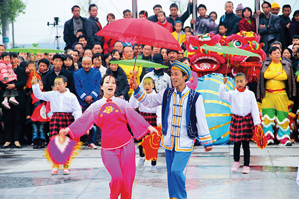 湖北省宜昌市夷陵区太平溪镇许家冲村村民表演的《送丈夫去打工》。 (2).jpg